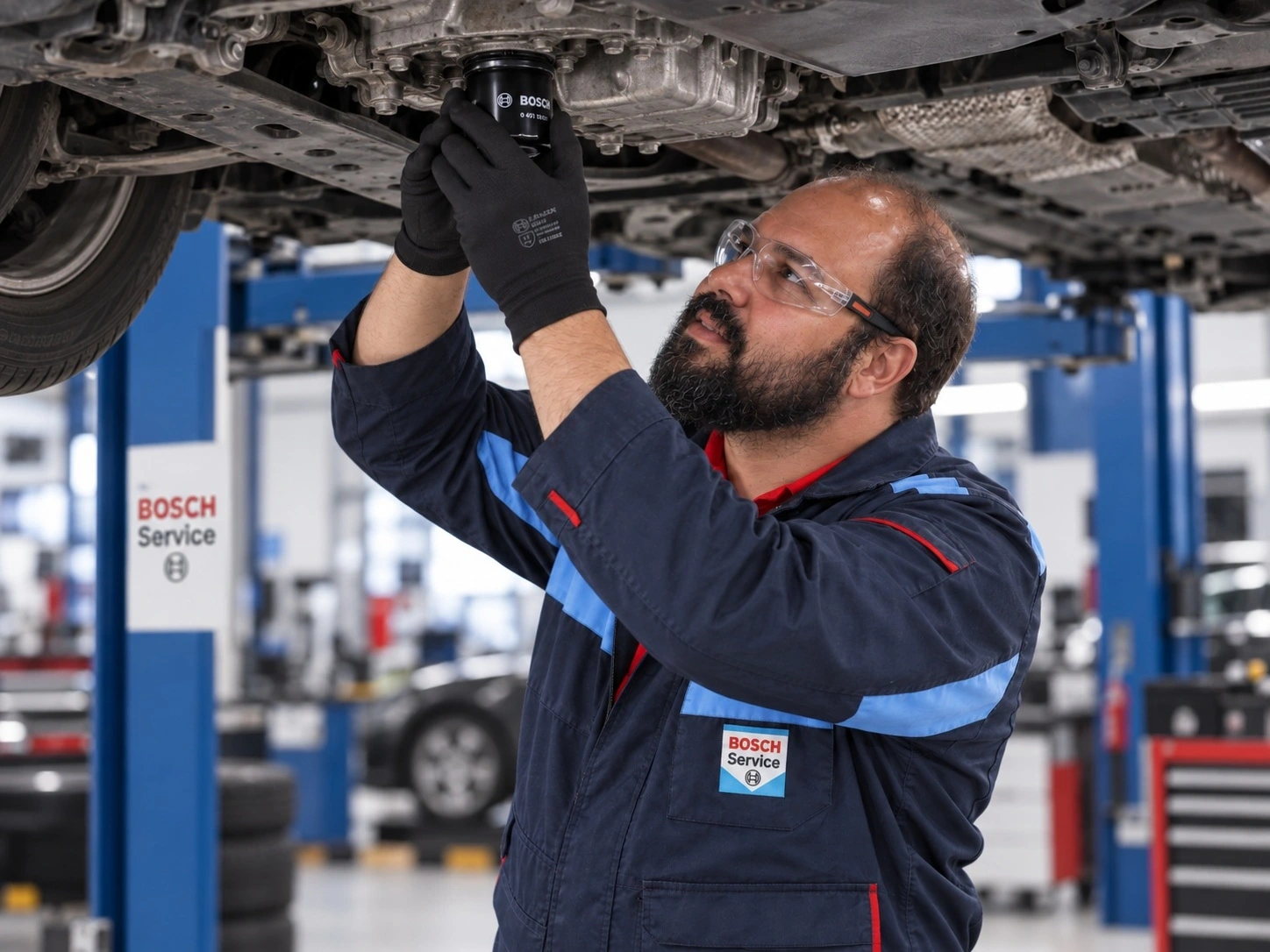 Técnico Bosch realizando uma revisão preventiva na parte inferior de um veículo